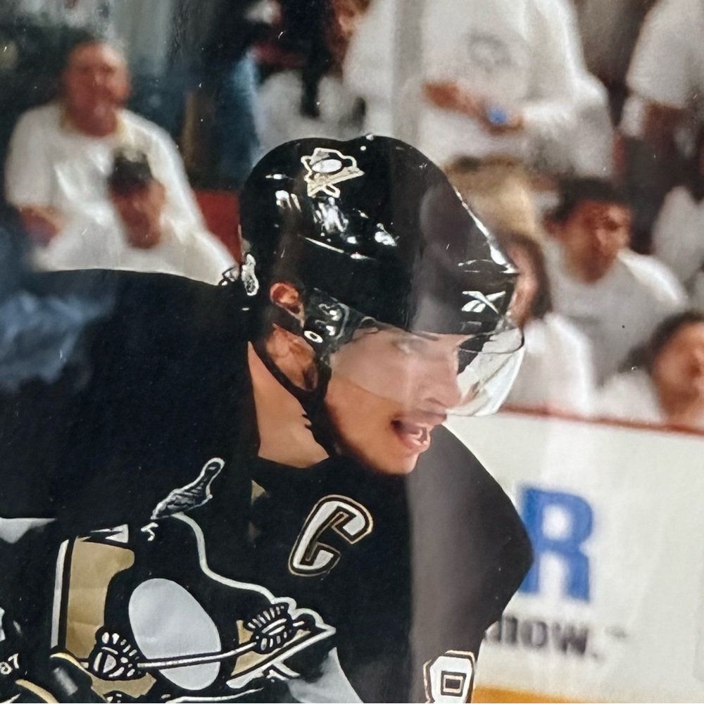 New framed Sidney Crosby Pittsburgh Penguins photo print with upper framed pin. - Picture 3 of 6